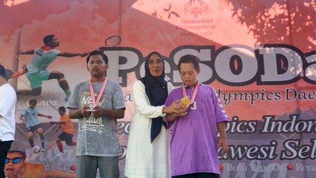 Muh Tal&rsquo;at Al-Amin, seorang remaja difabel intelektual (kanan). (Dok. Citizen)