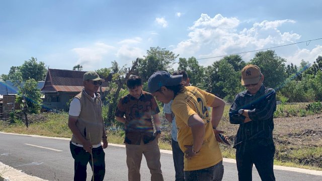 Komisi 3 DPRD Jeneponto bersama Aliansi Gerakan Pemuda dan Mahasiswa Jeneponto (GPMJ)saat meninjau jalan ruas ruku - ruku Tanetea, Kecamatan Bangkala, Kabupaten Jeneponto (Dok. ASW)