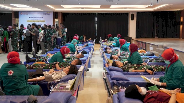 Donor darah Bank Mandiri kerjasama PMI Makassar, Kamis (2/7). (Dok. Asw/HN)