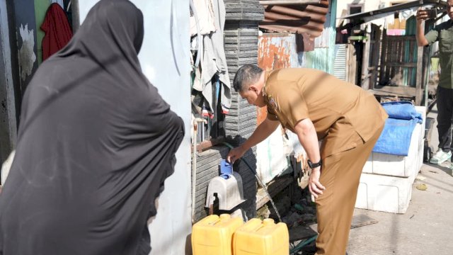 Wali Kota Makassar, Munafri Arifuddin mengecek langsung aduan warga terkait air bersih, Senin (6/7). (Dok. ASW/HMS)