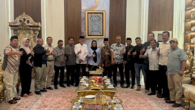 Momen kebersamaan Bupati Gowa Husniah Talenrang bersama para tokoh usai pertemuan di Rujab Bupati Gowa ||(Foto_humaskab/yoz@harian.news) 