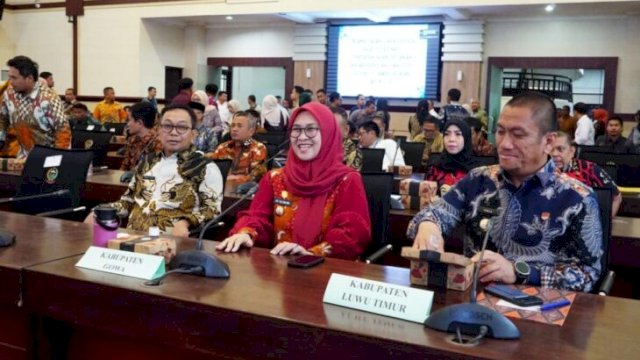 Bupati Gowa Sitti Husniah Talenrang menghadiri Rapat Koordinasi Penetapan LP2B Kabupaten/Kota se-Sulawesi Selatan di Kantor Gubernur Sulsel, Makassar ||(foto_humaskab/diskominfo) 