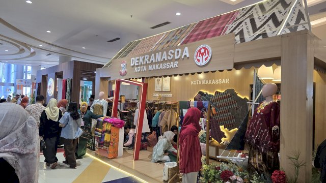 Stand Dekranasda Makassar di Lt Dasar TSM, Minggu (12/7). (IB/HN)
