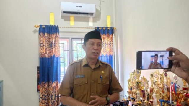 Kadis Pendidikan Alamsyah saat dikonfirmasi harian.news, diruangan kepala sekolah SMPN 1 Binamu || (foto: Aswin)