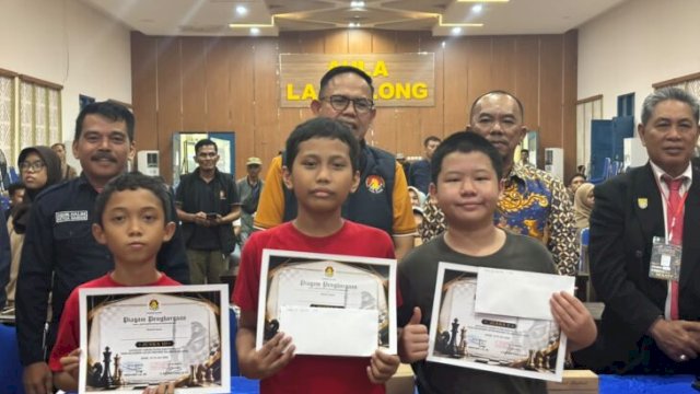 Foto bersama Wakil Bupati Bone, Ketua Harian Percasi SulSel, Ketua Percasi Bone, dan Para Juara KU-13 Andi Daffa Al-Farabi Putra Idwar (Makassar), Cakrawala Nur Fatwa (Makassar), dan Joshua (Pinrang) ||(foto_percasigowa) 