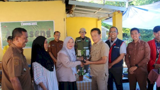 Kolaborasi Unhas dan Pemkab Bone Bangkitkan P2L, Salurkan 1.300 Bibit untuk KWT ||(foto_ukmkpiunhas) 