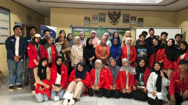 TIM CARA'DE BEM KMF TP UH bersama peserta usai pelatihan budidaya maggot di Kantor Desa Tinggimae, Kabupaten Gowa ||(foto_ppkormawa) 