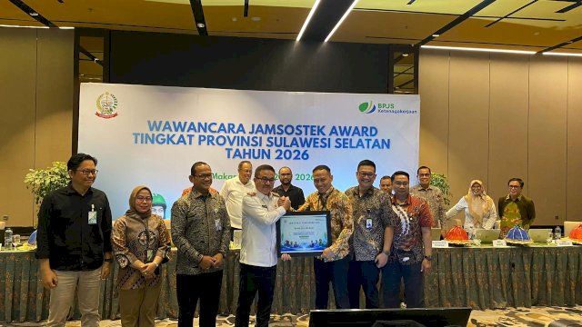 Pemimpin Divisi Corporate Secretary Bank Sulselbar, Hartani Djurnie (Batik cokelat tengah) saat menghadiri wawancara Jamsostek Award 2026. (Dok. Gita/HN)