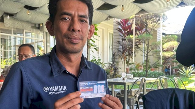 Karyawan SJAM memperlihatkan Loyalty Card. (Dok. Gita/HN) 