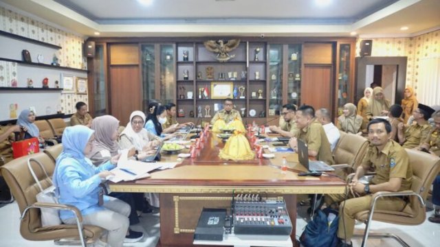 Pj Sekda Jeneponto Dr. Aspa Muji memimpin rapat pembahasan pembangunan industri pakan ternak bersama Tim Verifikasi Lapangan SSIC 2026 di Ruang Rapat Bupati Jeneponto ||(foto_kominfo/aswin@harian.news) 