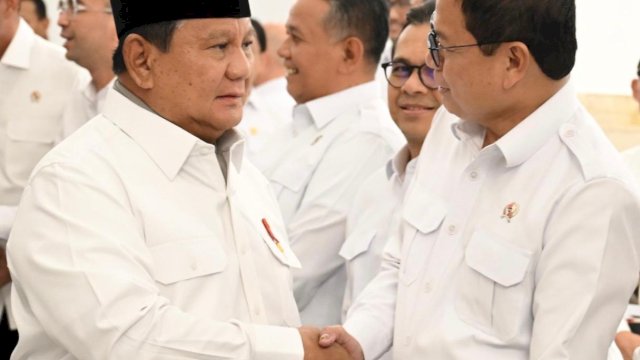 Kepala BPOM RI, Prof. Taruna Ikrar menyalami Presiden Prabowo dalam rapat kabinet. (Dok. BPOM)