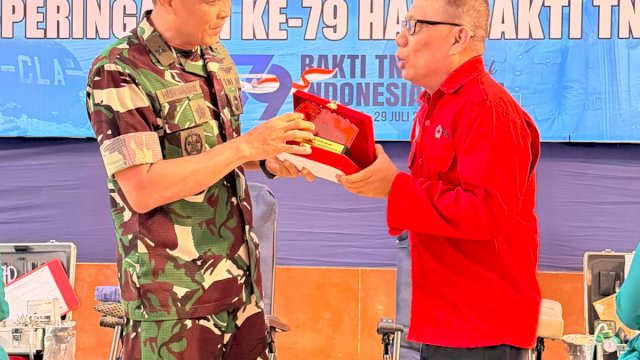 Sekretaris PMI Makassar Khudri Arsyad (kanan) mewakili Ketua PMI Syamsu Rizal MI di donor darah hari ini. (Dok. HSN)