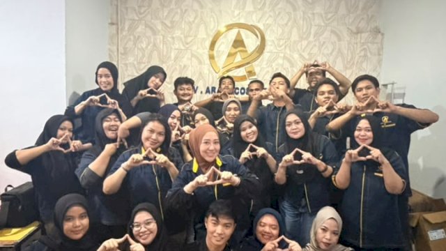 Owner dan karyawan Arasy berfoto bersama. Perusahaan Maklon asal Makassar ini resmi kantongi CPKB dari BPOM RI. (Dok. Arasy)