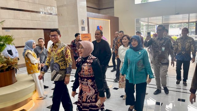 Kepala BPOM RI Prof Taruna Ikrar disambut Kepala BPS di Kantor BPS, Jumat (24/7). (Dok. HN)