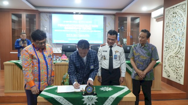 Proses penandatanganan kerjasama Unismuh Makassar dengan Bapas Makassar. (Dok. Unismuh)