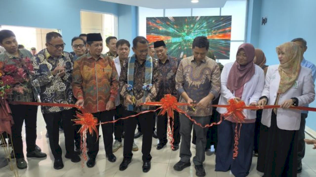 Prosesi pemotongan pita dan peninjauan fasilitas rumah sakit setelah rangkaian kuliah umum yang digelar di Sultan Alauddin Hotel and Convention. (Dok. UIN)