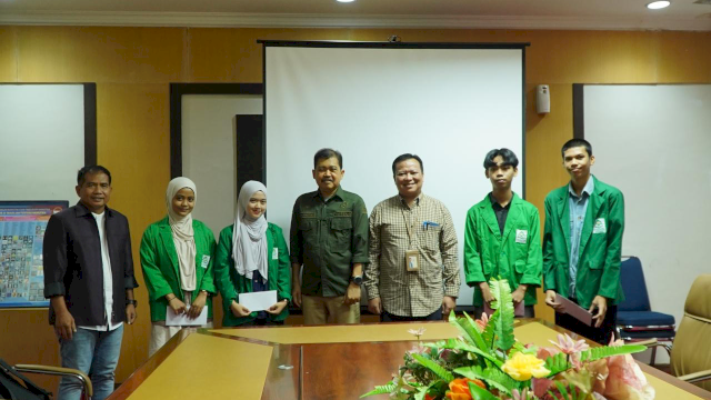 Empat mahasiswa yang menerima beasiswa. (Dok. UIN)