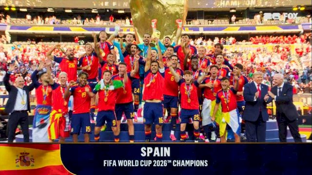 Para pemain Spanyol mengangkat trofi Piala Dunia 2026 setelah mengalahkan Argentina 1-0 di partai final ||(foto_X@soulofdanny) 
