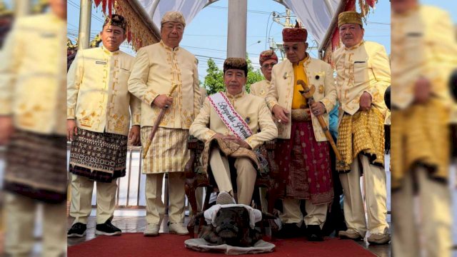 Presiden ke-7 RI Joko Widodo mengikuti prosesi ritual adat Lampung dalam rangkaian acara budaya ||(foto_X@DianSandiU) 