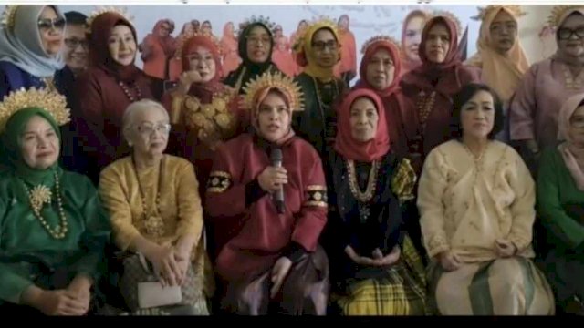 Pengurus dan anggota IKWI Sulawesi Selatan mengenakan busana adat Makassar saat mengikuti peringatan HUT IKWI ke-65 secara nasional di Makassar, Selasa (21/7/2026) ||(foto_ikwisulsel) 
