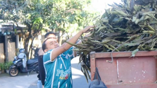 Kerjabakti di Gunung Sari. (Dok. DPMPTSP)