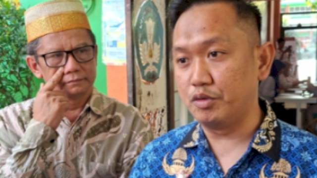 Kabid SMP Disdik Kota Makassar, A. Akhmad Muhajir (baju biru) dan Kepala Sekolah SMPN 3 Makassar, Kaswadi. (Dok. Sindo Makassar)
