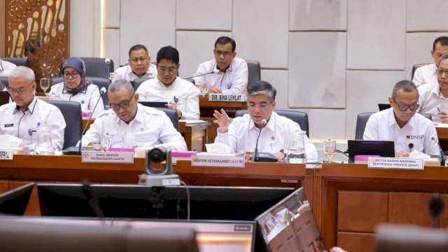 Menteri Ketenagakerjaan Yassierli menyampaikan paparan mengenai penguatan tata kelola dan integrasi sertifikasi BNSP dalam Program MagangHub 2026. ||(Foto_birohumaskemnaker)