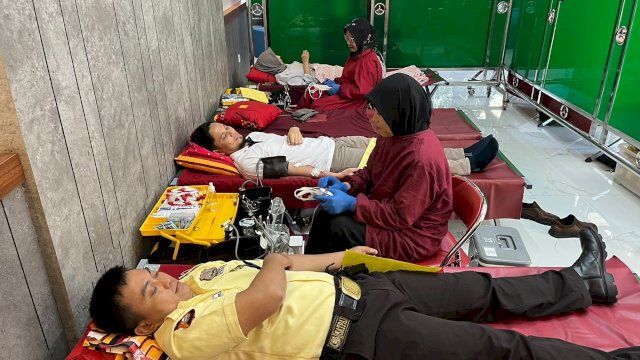 Aksi donor darah yang PLN UID Sulselrabar bekerja sama dengan UPT Transfusi Darah Sulawesi Selatan (8/7), aksi donor darah ini guna membantu memenuhi kebutuhan stok darah masyarakat. (Dok. PLN)