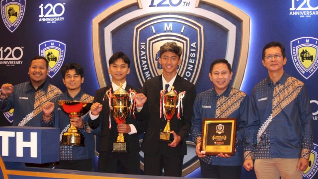 Pebalap binaan YIMM saat menerima piala PT Yamaha Indonesia Motor Manufacturing (YIMM) menerima penghargaan pada ajang IMI Awards 2026. (Dok. SJAM)