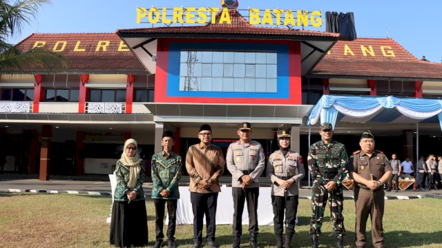 Kapolda Jawa Tengah Irjen Pol Ribut Hari Wibowo resmi mengukuhkan status Polres Batang menjadi Polresta Batang melalui upacara resmi yang digelar di Halaman Polresta Batang, Kamis (16/7/2026). (MUS/HN)
