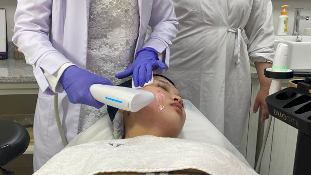 Konsumen saat mencoba teknologi Multilayer Collagen Booster. (Dok. Gita/HN)
