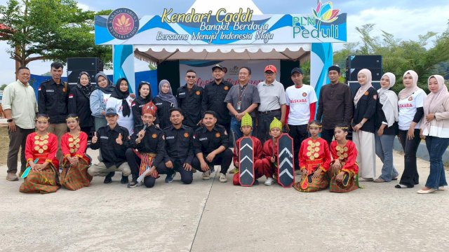 Wakil Wali Kota Kendari, Sudirman, S.E. (tengah), berfoto bersama peserta  pada penutupan Program TJSL Penguatan UMKM Kendari Caddi. (Dok. PLN)