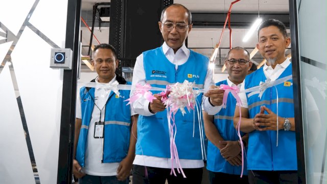 Direktur Teknologi, Engineering, dan Keberlanjutan PT PLN (Persero), Edwin Nugraha Putra (kedua dari kiri) , melakukan pemotongan pita dalam peresmian _HSSE Control Center_ PLN UID Sulselrabar, didampingi Executive Vice President HSSE PT PLN (Persero), Dispriansyah (kedua dari kanan), General Manager PLN UID Sulselrabar, Edyansyah (pertama dari kanan), serta Manager K3L dan Keamanan PLN UID Sulselrabar, Arman (pertama dari kiri), dalam rangkaian kegiatan _Board of Directors (BOD) Safety Walkdown_ di Makassar, Rabu (29/7). (Dok. PLN)