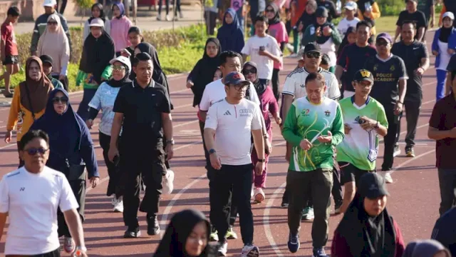 Wakil Bupati Gowa Darmawangsyah Muin berlari santai bersama warga di lintasan RTH Syekh Yusuf, Minggu pagi. ||(foto_humaskab)