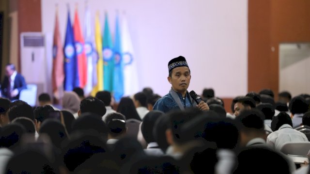 Ustazd Maulana saat memberikan kuliah umum di kampus Poltekpar Makassar. (Dok. Gita/HN)