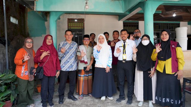 Ketua TP PKK Melinda Aksa (jilbab putih) saat mengunjungi pusat edukasi dan pengolahan sampah organik di Karunrung. (Dok. Pemkot)