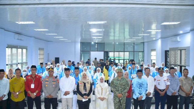 Bupati Sinjai Ratnawati Arif melepas 44 jemaah calon haji asal Sinjai menuju Asrama Haji Sudiang Makassar, Sabtu (2/5/2026) ||(doc_humaskab) 