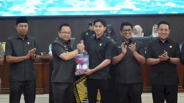 Wabup Gowa Serahkan Ranperda Pertanggungjawaban APBD 2025 di Rapat Paripurna DPRD ||(foto_humaskab) 