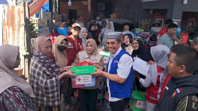 Ketua PMI Makassar, Syamsu Rizal MI menyerahkan bantuan. (Dok. PMI)