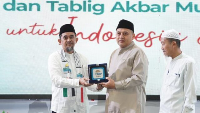 Wali Kota Makassar menyerahkan secara simbolis paket pangan gratis kepada peserta Salam Indonesia