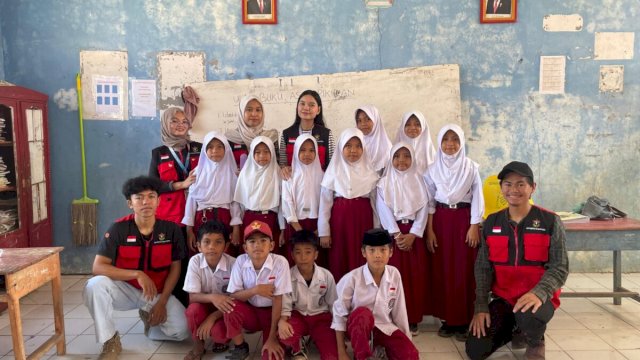 Program storytelling Mahasiswa KKN-T Literasi Unhas di salah satu sekolah di Desa Beroanging ||(doc_kkntliterasiunhas) 