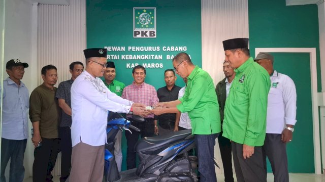 Ketua DPC PKB Maros, Wawan Mattaliu disaksikan Anggota Komisi I DPR RI, Syamsu Rizal MI menyerahkan bantuan. (Dok. HSN)