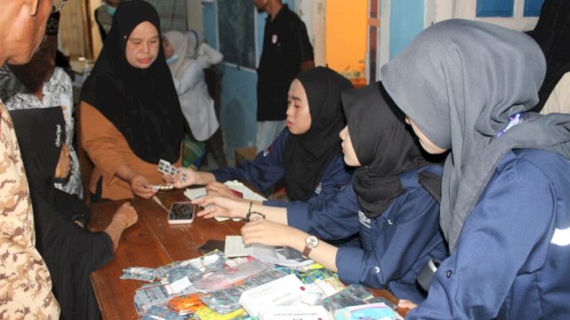 Tim INHESTY Makassar bersama tenaga kesehatan memberikan pelayanan skrining kesehatan gratis kepada warga Desa Lanne, Kecamatan Tondong Tallasa, Kabupaten Pangkep ||(doc_inhestymakassar)
