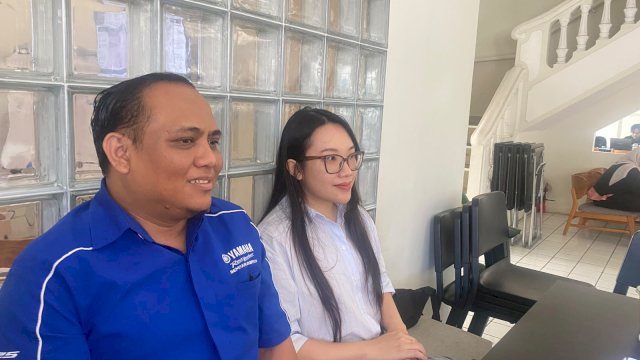 Manager Promosi PT Suracojaya Abadimotor (SJAM), Sintya Conarta dan Koordinator Area Marketing PT Suracojaya Abadimotor, Muhammad Roem Syahrir. (Dok. Gita/HN)