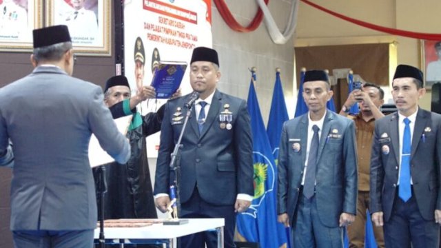 Bupati Jeneponto H. Paris Yasir melantik Dr. Aspa Muji sebagai Sekda Kabupaten Jeneponto secara definitif di Ruang Pola Panrannuangta, Senin (10/8/2026) ||(Foto_humaskab) 