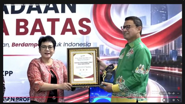 Kepala BPOM RI, Prof Taruna Ikrar menerima penghargaan. 