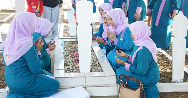 Perempuan Bangsa PKB Sulsel Ziarah ke Makam Pahlawan dan Gelar Lomba Semarak HUT RI ke-81