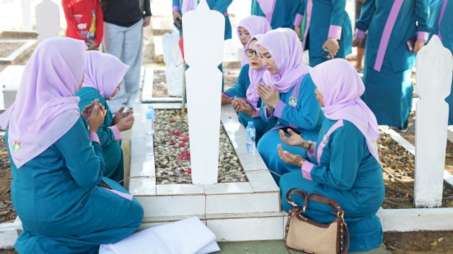 Perempuan Bangsa Sulsel melakukan ziarah di Taman Makam Pahlawan. (Dok. PKB)