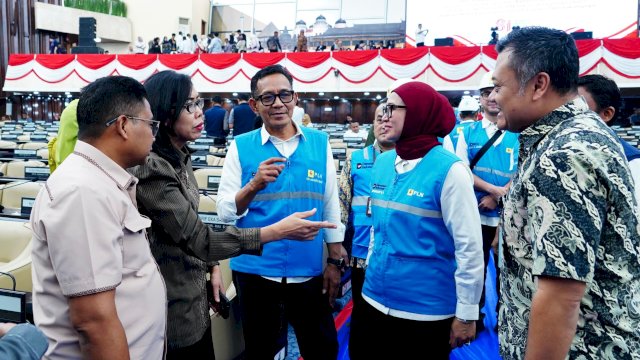 Direktur Distribusi PLN, Arsyadany G. Akmalaputri (kedua dari kanan) didampingi oleh General Manager PLN Unit Induk Distribusi Jakarta Raya, Moch. Andy Adchaminoerdin (ketiga dari kiri) saat melakukan inspeksi sistem kelistrikan di kawasan Gedung DPR/MPR RI, Jakarta, pada Kamis (13/8). (Dok. PLN)