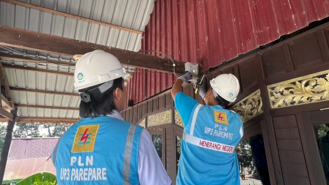 Ilustrasi Petugas PLN saat melakukan penambahan daya pada kWh meter milik pelanggan di Kabupaten Sidrap, Sulawesi Selatan. (Dok. PLN)